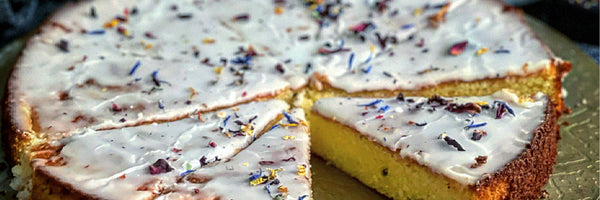 Zitronenkuchen mit Lavendelblüten