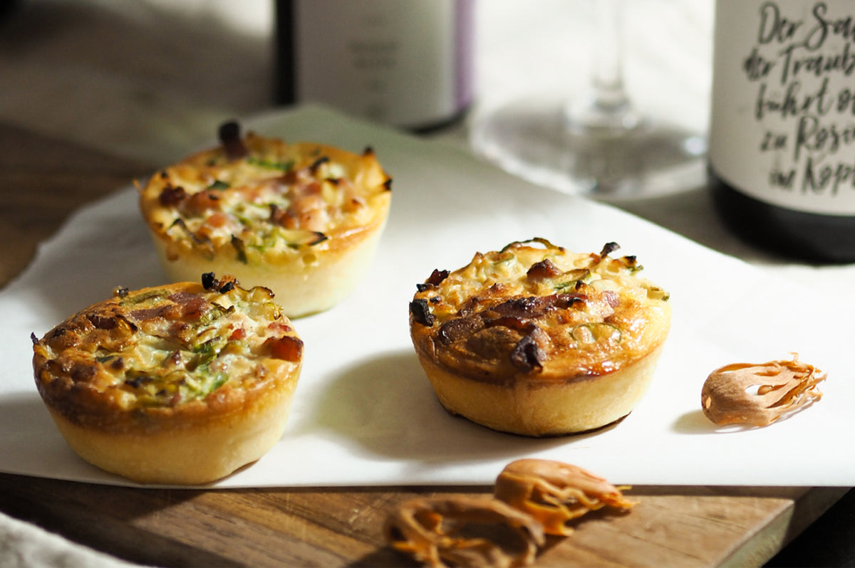 Zwiebelkuchenmuffins mit Muskatblüte