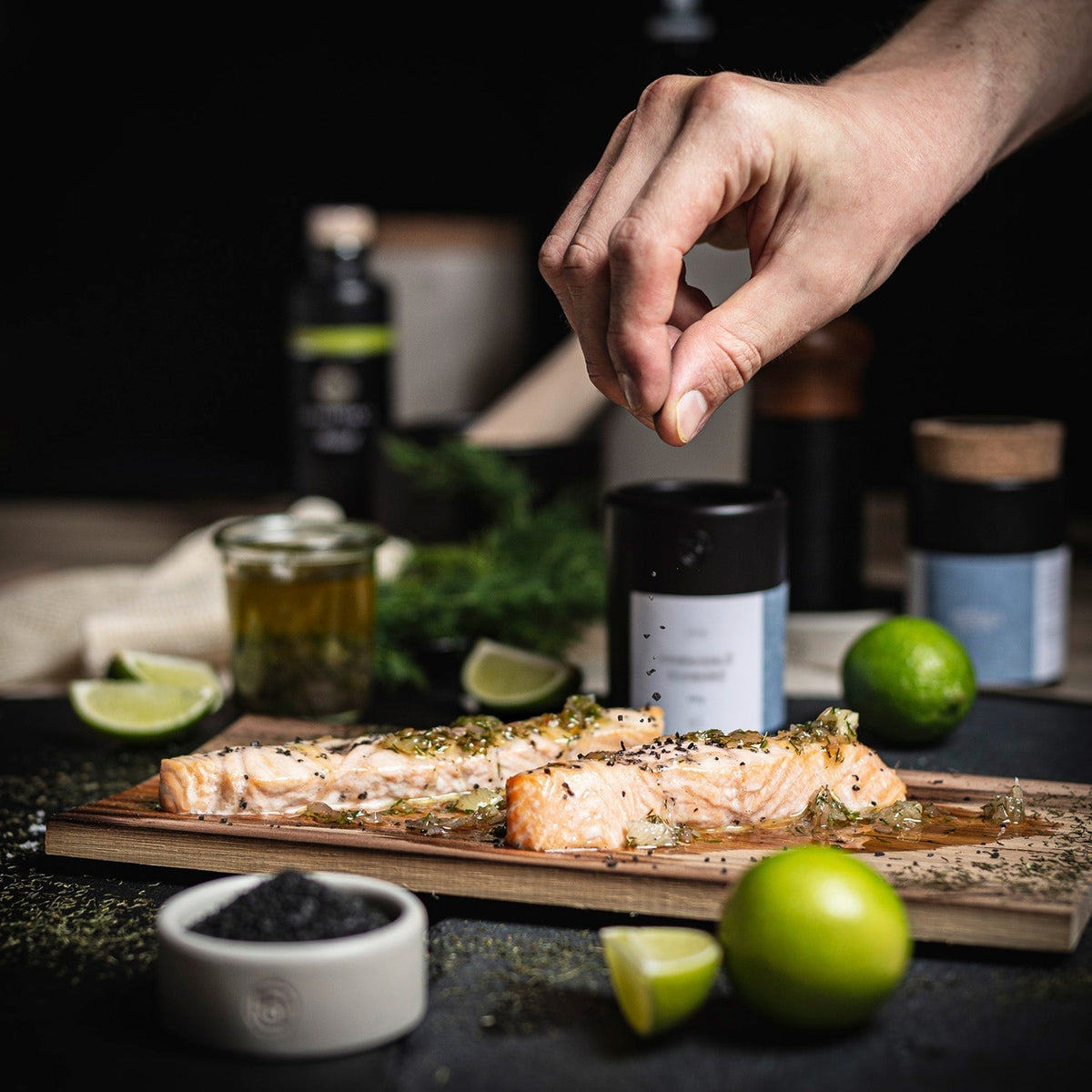 Zartes Lachsfilet auf Zedernholz mit Limetten-Dill-Relish – verfeinert mit Schwarzem Hawaii Salz, Zitronen Öl und frischem Limettensaft.