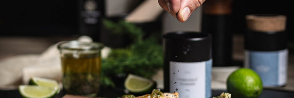 Zartes Lachsfilet auf Zedernholz mit Limetten-Dill-Relish – verfeinert mit Schwarzem Hawaii Salz, Zitronen Öl und frischem Limettensaft.