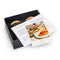 Offene Geschenkbox „Wanderlust“ mit den Gewürzmischungen Bruschetta Gewürz und Café de Paris in hochwertigen schwarzen Keramikdosen, von oben fotografiert.