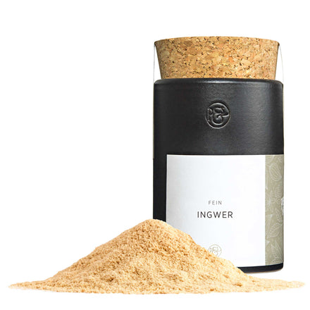 Gemahlener Ingwer vor Keramikdose von Pfeffersack & Soehne – fein gemahlen, zitronig-scharf, ideal für Curry, Tee und Gebäck