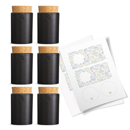 Schwarze Gewürzdosen aus matter Keramik im Set – edle Gewürzbehälter mit Etiketten für eine moderne und aufgeräumte Küche.